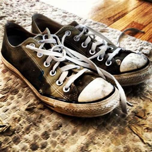 Step-By-Step On How To Clean Black Converse All Stars